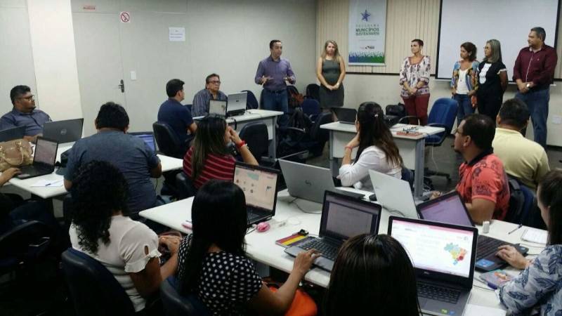 Técnicos de prefeituras de nove municípios da região oeste - Santarém, Oriximiná, Óbidos, Almeirim, Alenquer, Prainha, Mojuí dos Campos, Juruti e Terra Santa - participaram durante esta semana do módulo de capacitação sobre o Sistema de Convênios do Governo Federal (Siconv). O treinamento, que iniciou na segunda-feira (25) e foi concluído nesta sexta (29) com a entrega de certificados, no auditório do Centro Regional de Governo do Baixo Amazonas, foi ofertado pela Secretaria Extraordinária de Estado de Municípios Sustentáveis (Semsu), em parceria com a Escola de Governança Pública do Pará (EGPA), Secretaria de Estado de Administração (Sead) e a Coordenação-Geral da Rede Siconv no Pará.
FOTO: SAMUEL ALVARENGA / ASCOM CRGBA
DATA: 29.06.2018
SANTARÉM - PARÁ <div class='credito_fotos'>Foto: SAMUEL ALVARENGA / ASCOM CRGBA | <a href='/midias/2018/originais/4f36ef5b-8a10-41f5-a188-ea9036c9dfed.jpg' download><i class='fa-solid fa-download'></i> Download</a></div>