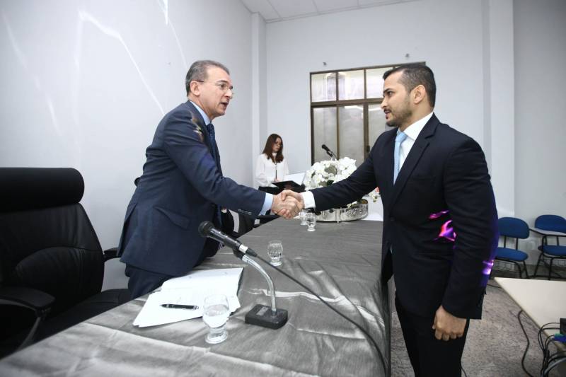 O procurador-geral do Estado, Ophir Cavalcante Junior, deu posse, na tarde da última segunda-feira (26), a seis novos procuradores do Estado, aprovados no 20º concurso público da Procuradoria Geral do Estado (PGE). O evento ocorreu no auditório do prédio-sede da instituição, em Batista Campos, Belém. Foram empossados Idemar Cordeiro Peracchi, Edson dos Santos Matoso, Ducival Carvalho Pereira Júnior, Giulliane Pinheiro Corrêa de Lima, Jobson de Oliveira Pereira e Arthur Marcel Batista Gomes. A cerimônia teve a presença do procurador-geral adjunto, Henrique Nobre Reis, do corregedor-geral da PGE, Paulo de Tarso Dias Klautau Filho, do presidente da Associação dos Procuradores do Estado, Ary Lima Cavalcanti, e de diversos procuradores do Estado, familiares e amigos dos empossados.
FOTO: THIAGO GOMES / AG. PARÁ
DATA: 27.03.2018
BELÉM - PARÁ <div class='credito_fotos'>Foto: Thiago Gomes /Ag. Pará | <a href='/midias/2018/originais/4f3b4283-d55f-4762-b237-cc1569502a18.jpg' download><i class='fa-solid fa-download'></i> Download</a></div>