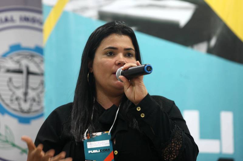 Um avião que teria explodido no ar sem deixar nenhum vestígio, um atleta difamado como criminoso e a foto de uma pessoa pública divulgada nas redes sociais, como portadora de doença. Estes foram apenas alguns dos casos listados no segundo dia do Encontro de Comunicação do Pará (Publicom), no município de Altamira, nesta sexta-feira, 13, no auditório da Associação Comercial Industrial e Agropastoril (Aciapa). Na foto, a repórter Cristiane Prado, da TV Liberal.
FOTO: MARCELO LÉLIS / AG. PARÁ
DATA: 13.04.2018
ALTAMIRA - PARÁ <div class='credito_fotos'>Foto: Marcelo Lelis / Ag. Pará | <a href='/midias/2018/originais/4f42640a-f91a-4f7f-9447-46c7d88745f0.jpg' download><i class='fa-solid fa-download'></i> Download</a></div>