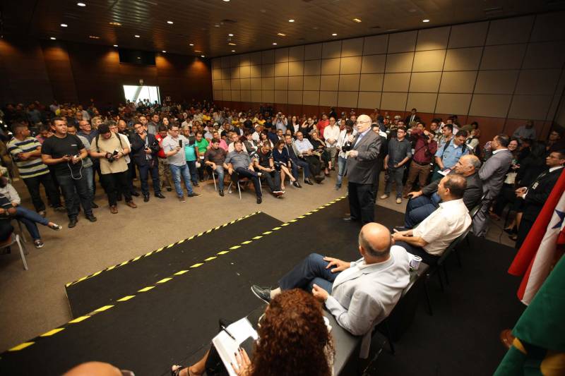 Com a entrega de mais 359 veículos, somente esta semana, o Governo do Pará reforçou a atuação da área de segurança pública em todo o Estado. Todos os veículos auxiliarão no combate a criminalidade e a manutenção da segurança em todo o território paraense. Boa parte desses veículos foi destinada diretamente para as guardas municipais, numa ação integrada com as Prefeituras, por meio da Secretaria de Segurança Pública e Defesa Social (Segup) com articulação da Secretaria de Municípios Sustentáveis, que define em conjunto com os municípios, a agenda de prioridades. A última etapa da entrega ocorreu nesta quinta-feira (5), no Hangar – Centro de Convenções da Amazônia. Na foto, o senador Flexa Ribeiro.
FOTO: ANTÔNIO SILVA / AG. PARÁ
DATA: 05.07.2018
BELÉM - PARÁ <div class='credito_fotos'>Foto: Antônio Silva/Ag. Pará | <a href='/midias/2018/originais/4f42a1de-a382-4f2c-a974-0272f927108b.jpg' download><i class='fa-solid fa-download'></i> Download</a></div>