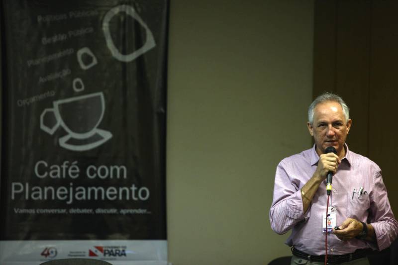 51º Café com Planejamento na manhã desta sexta-feira, 27, na Escola de Governança Pública do Estado do Pará (EGPA), fórum de discussão proposto pela Secretaria de Estado de Planejamento (Seplan). Na foto, Fernando Martins, diretor de Expansão e Tecnologia da Companhia de Saneamento do Pará (Cosanpa).
FOTO: MARCELO LELIS / AG. PARÁ
DATA: 27.04.2018
BELÉM - PARÁ
<div class='credito_fotos'>Foto: Marcelo Lelis / Ag. Pará | <a href='/midias/2018/originais/4f49472f-3c74-48a8-9c82-61eff579c2f9.jpg' download><i class='fa-solid fa-download'></i> Download</a></div>