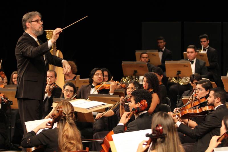A Orquestra Sinfônica Carlos Gomes foi a grande atração da primeira noite do Fimupa. Tendo como regente o maestro André Cardoso (foto) e como solista a violinista portuguesa Matilde Loureiro, a Orquestra Sinfônica Carlos Gomes interpretou Villa-Lobos, Mendensohn e fez a estreia mundial de uma música do compositor brasileiro João Guilherme Ripper, que estava na plateia e foi muito aplaudido.
FOTO: MÁCIO FERREIRA / AG. PARÁ
DATA: 04.06.2017
BELÉM - PARÁ <div class='credito_fotos'>Foto: MÁCIO FERREIRA/ AG. PARÁ | <a href='/midias/2018/originais/4f4d6e3c-2037-43f5-98ef-ac586531b37c.jpg' download><i class='fa-solid fa-download'></i> Download</a></div>