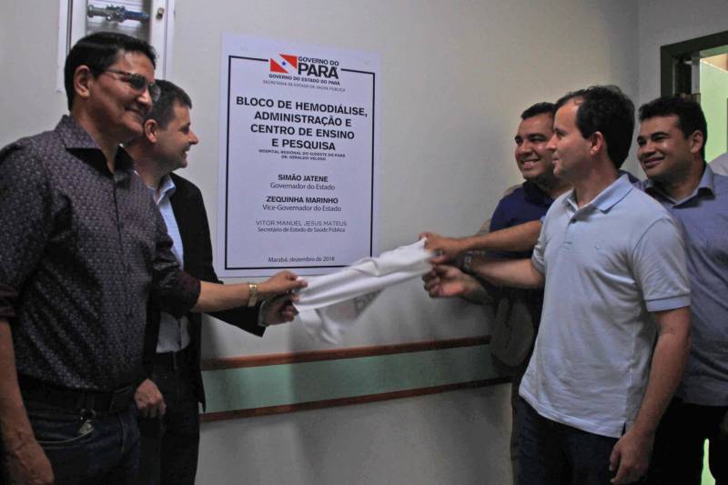 Hospital Regional de Marabá amplia serviço para atender pacientes com insuficiência renal Neste sábado, 8/12, o serviço de hemodiálise foi ampliado no sudeste do Pará, com a entrega (foto) do primeiro bloco do projeto de reforma e ampliação do Hospital Regional do Sudeste do Pará - Dr. Geraldo Veloso (HRSP), em Marabá (PA). Com mais de 900 metros quadrados construídos, três andares e mais de R$ 5 milhões investidos em sua construção e aquisição de equipamentos, o prédio abrigará além de 20 máquinas de hemodiálise, a área administrativa e o Centro de Ensino e Pesquisa, o que amplia a vocação da Unidade que passa a ser um centro formador de profissionais da saúde na região. A cerimônia de entrega reuniu autoridades como o secretário de Estado de Saúde Pública do Pará, Vitor Mateus, o prefeito de Marabá, Sebastião Miranda Filho, o presidente da Câmara Municipal de Marabá, Pedro Corrêa, o diretor Operacional da Pró-Saúde Associação Beneficente de Assistência Social e Hospitalar no Pará, Rogério Kuntz, e o diretor Hospitalar da Unidade, Valdemir Girato, além de representantes dos 22 municípios de abrangência do Hospital. 

FOTO: RODOLFO OLIVEIRA / AG. PARÁ
DATA: 08.12.2018
MARABÁ - PARÁ <div class='credito_fotos'>Foto: Rodolfo Oliveira/Ag. Pará   |   <a href='/midias/2018/originais/4f611db7-863f-4f39-9790-3c9d8b7c3a3b.jpg' download><i class='fa-solid fa-download'></i> Download</a></div>