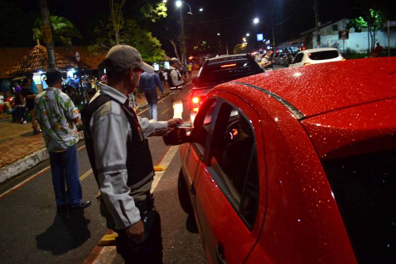 Para garantir a tranquilidade da população e estabelecer a ordem em locais de grande movimentação no distrito de Icoaraci, em Belém, foi deflagrada na noite deste domingo, 6, a Operação Hypnos, realizada pela Polícia Militar em parceria com outros órgãos de segurança pública e do sistema judiciário.
FOTO: ELIELSON MODESTO / ASCOM SEGUP
DATA: 06.05.2018
BELÉM - PARÁ <div class='credito_fotos'>Foto: Elielson Modesto / Ascom Segup | <a href='/midias/2018/originais/4f674a4f-b823-4119-8a23-47fa4ecc975a.jpg' download><i class='fa-solid fa-download'></i> Download</a></div>