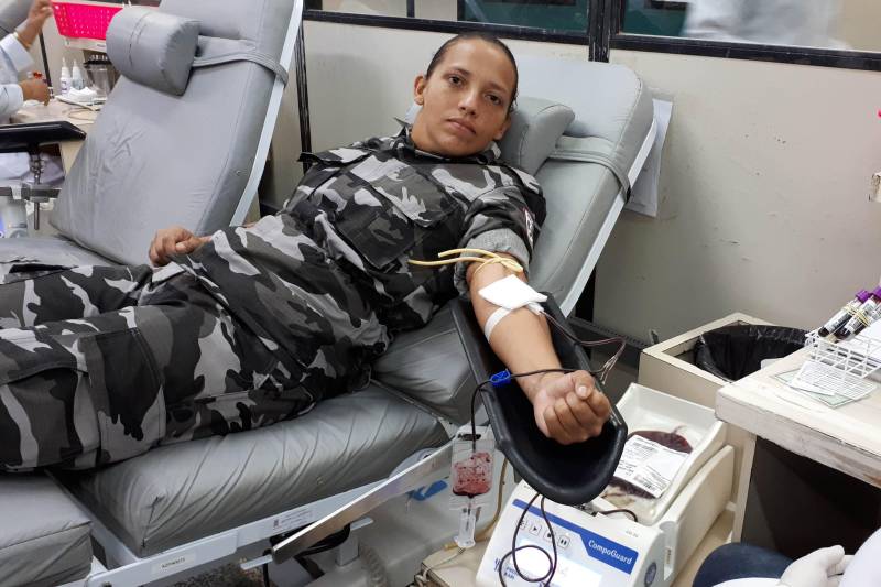 Várias frentes de ações estão sendo realizadas pela Fundação Centro de Hemoterapia e Hematologia do Pará (Hemopa) em parceria com instituições públicas e privadas. O objetivo é restaurar o estoque de sangue e atender satisfatoriamente a demanda da rede hospitalar do Estado. Na manhã da terça-feira (30), mais de 30 policiais, do curso de Formação da Ronda Tática Metropolitana (Rotam), da Polícia Militar do Estado, doaram sangue, voluntariamente, na sede do hemocentro, em Belém.
FOTO: ASCOM HEMOPA
DATA: 31.10.2018
BELÉM - PARÁ <div class='credito_fotos'>Foto: Ascom Hemopa | <a href='/midias/2018/originais/4f680c56-8411-45ae-838c-c4647b4bab8c.jpg' download><i class='fa-solid fa-download'></i> Download</a></div>