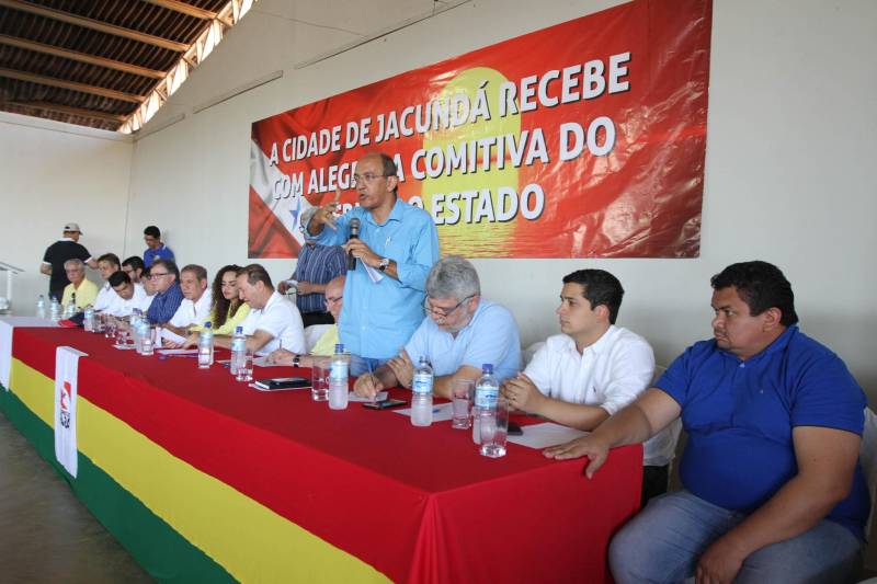 O município de Jacundá, no sudeste paraense, recebeu nesta sexta-feira (6) importantes investimentos em segurança e infraestrutura. O Governo do Estado repassou para o policiamento do município 5 viaturas e 2 veículos para o reforço das ações Departamento de Trânsito do Estado (Detran). Foi entregue ainda a ordem de serviço para a pavimentação asfáltica de cinco quilômetros de vias, na ordem de R$ 3 milhões. A cerimônia foi no salão paroquial da Igreja de Nossa Senhora do Perpetuo Socorro, conduzida pela secretária de Municípios Sustentáveis, Izabela Jatene, que representou o governador Simão Jatene, e contou com a participação de representantes de parlamentares, lideranças comunitárias, entre outras autoridades municipais. Na foto, o deputado federal Arnaldo Jordy.
FOTO: CRISTINO MARTINS / AG. PARÁ
DATA: 06.07.2018
JACUNDÁ - PARÁ <div class='credito_fotos'>Foto: Cristino Martins/Ag. Pará | <a href='/midias/2018/originais/4f7012b9-da8b-4b48-8ccf-211eb645cebc.jpg' download><i class='fa-solid fa-download'></i> Download</a></div>