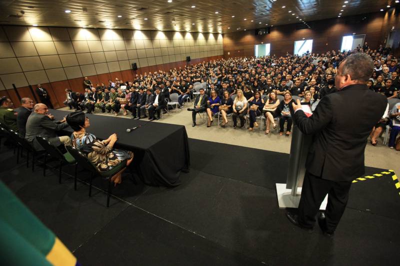 O Governo do Pará segue firme na política de prevenção e redução da criminalidade em todo o estado, com investimentos e o reforço de novos agentes que atuarão na segurança pública. Na tarde desta quinta-feira (22), os 474 aprovados em concurso público tomaram posse e receberam os equipamentos de trabalho. A cerimônia ocorreu no Hangar Convenções e Feiras da Amazônia, em Belém, e contou com a presença do governador Simão Jatene, entre outras autoridades.

FOTO: RODOLFO OLIVEIRA / AG. PARÁ
DATA: 22.03.2018
BELÉM - PARÁ <div class='credito_fotos'>Foto: Rodolfo Oliveira/Ag. Pará   |   <a href='/midias/2018/originais/4f72c17f-3009-4f2c-b36a-26b9c8092458.jpg' download><i class='fa-solid fa-download'></i> Download</a></div>