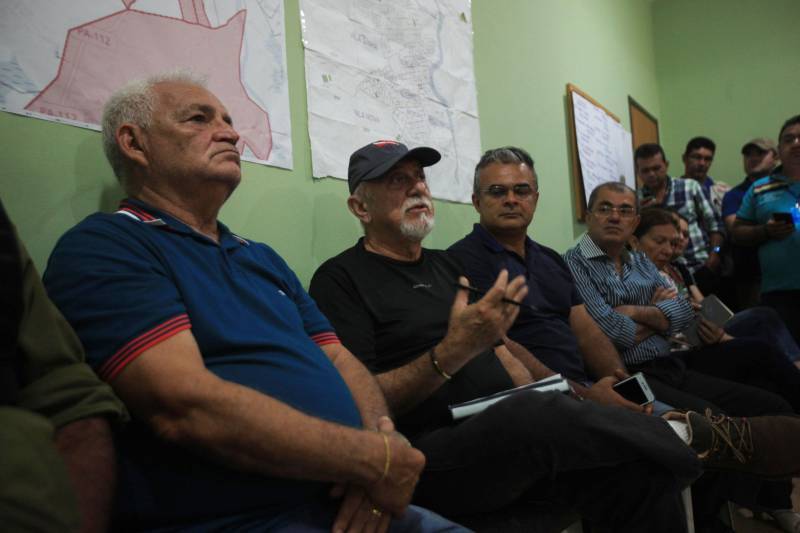 O governador Simão Jatene (camisa preta e boné) está no município de Bragança, nordeste do Estado, neste sábado (19), para visitar algumas das localidades atingidas pelas enchentes provocadas pelas chuvas do início da semana. A Defesa Civil Estadual está articulando as secretarias de Estado para atender às pessoas afetadas pelos alagamentos. Até o momento são três famílias desabrigadas e mais de três mil pessoas afetadas, principalmente na comunidade de Maranhãozinho. A prefeitura decretou estado de alerta. Uma sala de situação foi montada no município para o gerenciamento das ações que atendem às famílias.
FOTO: RODOLFO OLIVEIRA / AG. PARÁ
DATA: 19.05.2018
BRAGANÇA - PARÁ <div class='credito_fotos'>Foto: Rodolfo Oliveira/Ag. Pará | <a href='/midias/2018/originais/4f8241d3-5f22-4c6a-9b97-38da36124609.jpg' download><i class='fa-solid fa-download'></i> Download</a></div>