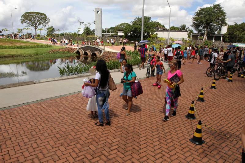 Exposições, torneios esportivos, ecoturismo, corridas, emissão de documentos, serviços médicos e celebrações religiosas são algumas das atividades programadas para as “Ações Cívico-sociais PMPA 200 anos”, que serão realizadas nos dias 15 e 20 de abril na capital e em diversos municípios do estado. As ações são coordenadas pela 5ª Seção do Estado-Maior Geral. Já o Comando de Polícia Ambiental estará no recém-inaugurado Parque Estadual do Utinga (foto) oferecendo passeios de lancha e quadriciclo, trilhas ecológicas, exposição, dentre outras. Neste caso, a ação é voltada para familiares dos policiais que atuam no Batalhão de Polícia Ambiental.
FOTO: CRISTINO MARTINS / AG. PARÁ
DATA: 15.04.2018
BELÉM - PARÁ <div class='credito_fotos'>Foto: Cristino Martins/Ag. Pará | <a href='/midias/2018/originais/4f826076-ec5e-444c-b7e6-7970ffd072b4.jpg' download><i class='fa-solid fa-download'></i> Download</a></div>