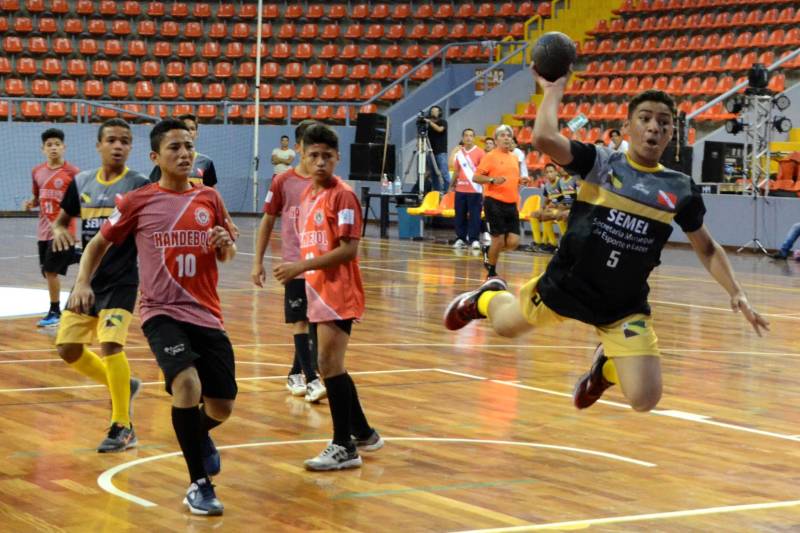 Em sua 60ª edição, os Jogos Estudantis Paraenses (JEPs) definiu a equipes que vão representar o Estado do Pará na etapa nacional, em Manaus (AM), de 19 a 23 de setembro. Das partidas realizadas neste sábado (23), pela etapa estadual, na Arena Guilerme Paraense - o Mangueirinho, foram premiados quatro times das modalidades de Basquete, Volei, Handebol e Futsal, na categoria "A" (de 12 a 14 anos).
FOTO: FERNANDO NOBRE / ASCOM SEDUC
DATA: 23.06.2018
BELÉM - PARÁ <div class='credito_fotos'>Foto: FERNANDO NOBRE/ASCOM SEDUC | <a href='/midias/2018/originais/4f909e0a-48cd-4b17-b539-3bdd88b613d3.jpg' download><i class='fa-solid fa-download'></i> Download</a></div>