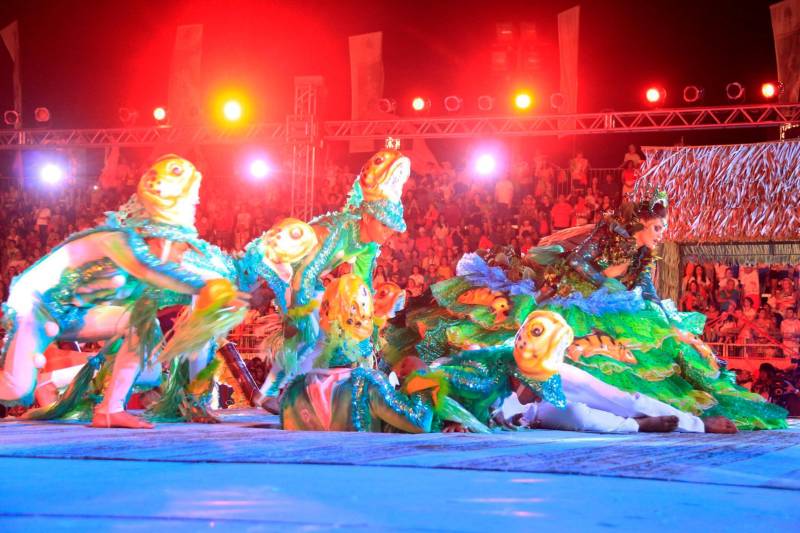 Em uma noite especial em meio ao calor tipicamente amazônico nesta época do ano, a Festa do Çairé, realizada na Vila Balneária de Alter do Chão, a 30 km de Santarém, na região oeste do Pará, chegou a um dos momentos mais esperados pelo público: a disputa entre os Botos Tucuxi e Cor de Rosa (foto), que animou quase 10 mil pessoas na estrutura montada no Lago dos Botos. O embate entre os dois maiores símbolos da região começou em 1997 e na edição deste ano eles travaram um duelo acirrado em busca do desempate.
FOTO: WILLIAM SANTOS
DATA: 23.09.2017
SANTARÉM - PARÁ <div class='credito_fotos'>Foto: WILLIAM SANTOS | <a href='/midias/2018/originais/4f9dc53d-9b17-4916-8186-52229ae09519.jpg' download><i class='fa-solid fa-download'></i> Download</a></div>