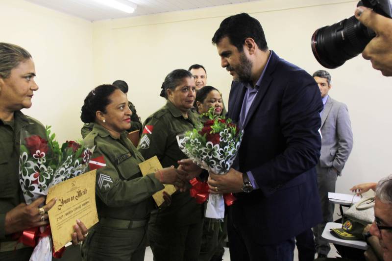 O município de Sapucaia recebeu nesta quarta-feira, 5, uma Unidade Integrada Pro Paz (UIPP). Um investimento do Governo do Estado de R$ 1.134.131,00. Segundo o Secretário de Estado de Segurança Pública, Luiz Fernandes, afirma que já mais de 80 novas UIPP’s no Pará, com as reformadas e reestruturadas esse número chega a 120 unidades. O titular da SEGUP destaca que o mais importante não é a estrutura física, mas o conceito empregado. De Sapucaia, a comitiva foi para Redenção(foto) onde inaugurou o 7º Batalhão de Polícia Militar, uma obra orçada em R$ 2.808.000,00. Atualmente o BPM conta com 145 policiais, 6 viaturas incluindo a Patrulha Rural e 12 motocicletas. O Comandante do Batalhão, o Major José Ricardo Chaves, informou que a maior ocorrência no município são roubos de motos, mas pontuou que a maior parte dos veículos é encontrada pela PM na cidade e cidades vizinhas.

FOTO: RODOLFO OLIVEIRA / AG PARÁ
DATA: 05.12.2018
REDENÇÃO - PARÁ <div class='credito_fotos'>Foto: Rodolfo Oliveira/Ag. Pará   |   <a href='/midias/2018/originais/4fa7d963-2f5c-4d78-9762-c3395f53a1d2.jpg' download><i class='fa-solid fa-download'></i> Download</a></div>