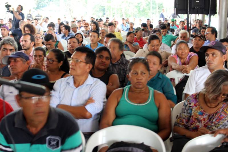 Para garantir a participação popular (foto) nas decisões ambientais e atender solicitação do Ministério Público Estadual (MPE), a Secretaria de Meio Ambiente e Sustentabilidade (Semas) convoca, por edital, Audiência Pública, para a próxima quinta-feira, 12 de julho, no município de Abaetetuba, nordeste do Pará. O objetivo é informar a comunidade sobre a Usina Termelétrica a Gás Natural, Terminal de Regaseificação e Gasoduto, prevista para ser implantada no Porto de Vila do Conde, no município de Barcarena, de responsabilidade da Centrais Elétricas de Barcarena (Celba). Ministérios Públicos Federal e Estadual, autoridades federais, estaduais e municipais, órgãos públicos e privados, instituições governamentais e não governamentais e a população em geral vão participar do evento.
FOTO: ARQUIVO / ASCOM SEMAS
DATA: 24.04.2018
<div class='credito_fotos'>Foto: ASCOM SEMAS | <a href='/midias/2018/originais/4faac2af-b7b5-406a-8193-ae2c19080f9a.jpg' download><i class='fa-solid fa-download'></i> Download</a></div>