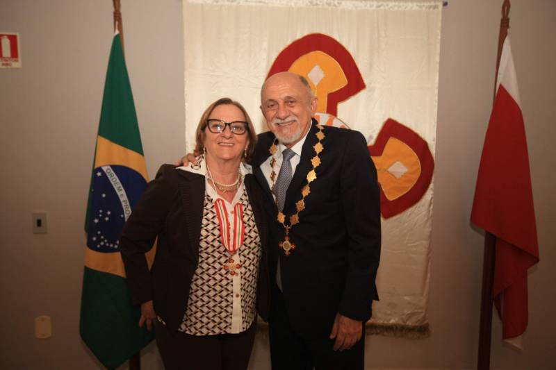 O Governo do Estado do Pará concedeu hoje 230 comendas do Mérito Grão-Pará (foto), a mais alta do Estado, a autoridades e servidores que se destacaram nos últimos oito anos de serviços prestados à população. “O ciclo que encerramos hoje não encerra nossa missão de servir ao público, porque uma vez servidores públicos, trabalhando em benefício da população, nunca mais deixamos de sê-lo, pois essa missão fica gravada em nossos corações”, disse o governador Simão Jatene aos agraciados. O governador entregou, pessoalmente, uma a uma as condecorações.  Das 230 medalhas, 14 foram no grau de Grande Oficial, 60 no grau de Comendador, 8 no grau de Oficial e 11 no grau de Cavaleiro aos servidores civis. Entre os militares, 4 receberam no grau de Comendador, 38 de Oficial e 109 no grau de Cavaleiro.

FOTO: CRISTINO MARTINS / AG. PARÁ
DATA: 31.12.2018
BELÉM - PARÁ <div class='credito_fotos'>Foto: Cristino Martins/Ag. Pará   |   <a href='/midias/2018/originais/4fc455a4-0124-46ff-9ab8-7fa758551fb9.jpg' download><i class='fa-solid fa-download'></i> Download</a></div>