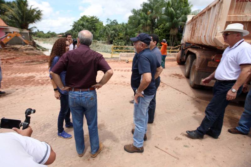 O Governador do Pará, Simão Jatene, esteve durante esta sexta-feira (13) no município de Paragominas. Além de visitar as áreas afetadas pela enxurrada que ocorreu na madrugada da quinta-feira (12), ele conversou com moradores atingidos, reuniu com autoridades municipais, secretários de estado, com o Corpo de Bombeiros e a Defesa Civil para traçar as metas e ações a serem cumpridas para restabelecer a normalidade na cidade. A forte enxurrada, que durou toda a madrugada, alagou cerca de 40% da cidade e atingiu 350 famílias. Até o momento, 13 locais foram adequados para funcionar como abrigo, entre escolas, associações, ginásios, entre outros, para receber desabrigados e desalojados.

FOTO: SIDNEY OLIVEIRA / AG. PARÁ
DATA: 13.04.2018
PARAGOMINAS - PARÁ <div class='credito_fotos'>Foto: Sidney Oliveira/Ag. Pará   |   <a href='/midias/2018/originais/4fc8c298-6d50-4fad-be7d-73b98029a2a4.jpg' download><i class='fa-solid fa-download'></i> Download</a></div>