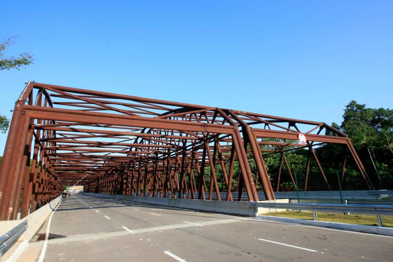 Com a meta de solucionar problemas na área de mobilidade urbana, o Núcleo de Gerenciamento de Transporte Metropolitano (NGTM) coordena a implantação de vários projetos, como a readequação das vias Tapanã e Yamada; o prolongamento da Avenida João Paulo II (foto) – já aberta ao tráfego; implantação do Bus Rapid Transit (BRT) Metropolitano e readequação das avenidas Júlio César e Pedro Álvares Cabral; além da Avenida Independência, já concluída, e da duplicação da Avenida Perimetral.
FOTO: SIDNEY OLIVEIRA / ARQUIVO AG. PARÁ
DATA: 30.10.2018
BELÉM - PARÁ
FOTO: ASCOM / NGTM
DATA: 30.10.2018
BELÉM - PARÁ <div class='credito_fotos'>Foto: Sidney Oliveira/Ag. Pará | <a href='/midias/2018/originais/4fdddb14-2213-4a63-b2db-6b27128ef26b.jpg' download><i class='fa-solid fa-download'></i> Download</a></div>