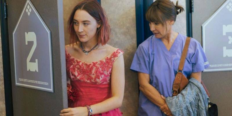 Nesta quinta-feira (5), às 20 h, “Lady Bird – É Hora de Voar” (foto), dirigido e escrito por Greta Gerwig, estreia na programação do Cine Líbero Luxardo, da Fundação Cultural do Pará (FCP). O filme, indicado a cinco categorias do Oscar 2018, incluindo Melhor Filme, é uma comédia dramática estrelada por Saoirse Ronan, sobre a passagem para a vida adulta de uma jovem e seus conflitos com a mãe. Christine "Lady Bird" McPherson (Saoirse Ronan), indicada ao Oscar de Melhor Atriz, luta contra, mas é exatamente igual a sua mãe, interpretada por Tracy Letts, que concorreu ao Oscar de Melhor Atriz Coadjuvante: extremamente amável, teimosa e obstinada, a enfermeira trabalha muito para manter sua família depois que o pai (Laurie Metcalf) perde o emprego.
FOTO: DIVULGAÇÃO
DATA: 04.04.2018
BELÉM - PARÁ <div class='credito_fotos'>Foto: Divulgação | <a href='/midias/2018/originais/4fe04cf6-e37f-47c5-82c2-6c1df74336f4.jpg' download><i class='fa-solid fa-download'></i> Download</a></div>