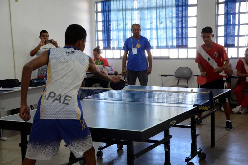 A programação das oficinas, enfatizando também a importância do futebol de 7 e do basquete em cadeira de rodas, destacou o papel da atividade física adaptada na promoção da qualidade de vida e melhoria do desenvolvimento biopsicossocial de pessoas com deficiência. O Núcleo de Esporte e Lazer oferta atualmente oito modalidades adaptadas: atletismo, bocha, goalball, futebol de 5, futebol de 7, natação, tênis em cadeira de rodas e tênis de mesa (foto).
FOTO: FERNANDO NOBRE / ASCOM SEDUC
DATA: 29.06.2018
MARABÁ - PARÁ <div class='credito_fotos'>Foto: FERNANDO NOBRE/ASCOM SEDUC | <a href='/midias/2018/originais/4fe66bd1-d461-4417-9c26-091460e47477.jpg' download><i class='fa-solid fa-download'></i> Download</a></div>