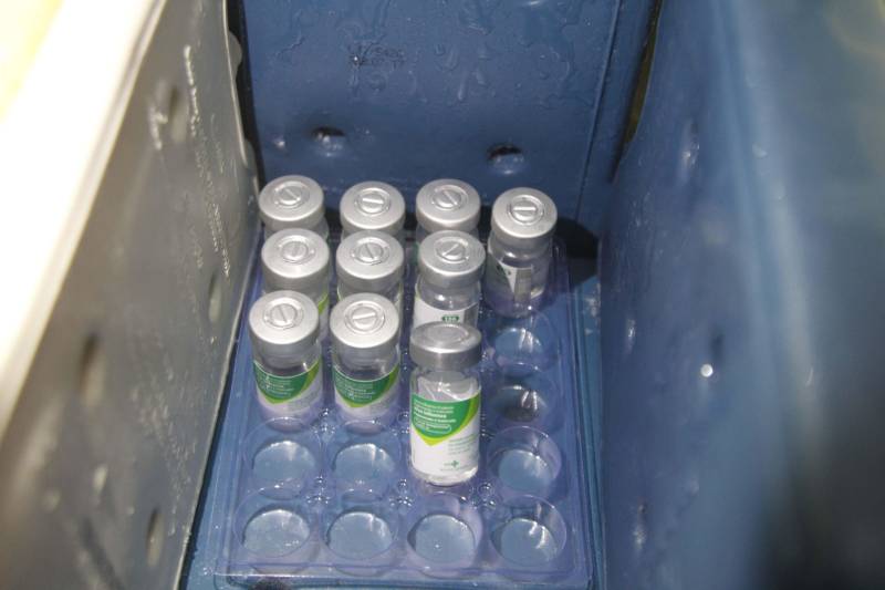Cerca de 219 internos custodiados na Central de Triagem da Cremação (CTCREMA), em Belém, receberão a vacina contra a gripe H1N1 (foto), a partir desta sexta-feira (4). Os detentos e funcionários do sistema prisional fazem parte do público-prioritário da campanha de vacinação do Ministério da Saúde (MS), juntamente com as crianças a partir dos seis meses e menores de cinco anos, idosos acima de 60 anos, trabalhadores da saúde, povos indígenas, gestantes e mulheres com até 45 dias após o parto.
FOTO: AKIRA ONUMA / ASCOM SUSIPE
DATA: 04.05.2018
BELÉM - PARÁ <div class='credito_fotos'>Foto: Akira Onuma / Ascom Susipe | <a href='/midias/2018/originais/4fe752c6-0dd6-4769-a3c6-2e9651be7438.jpg' download><i class='fa-solid fa-download'></i> Download</a></div>
