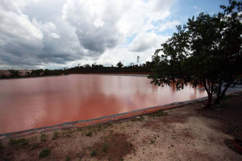 Iniciou neste sábado, 24, o prazo que o Governo do Estado deu para que a empresa de alumínio Hydro Alunorte adote procedimentos e mecanismos seguros ambientalmente, a fim de que as bacias de resíduos da empresa baixem os níveis em pelo menos um metro – o que é definido tecnicamente como padrão de segurança com comprovação permanente da redução e manutenção dos níveis. Uma equipe de fiscalização da Secretaria de Estado de Meio Ambiente e Sustentabilidade (Semas) está no município para fazer o monitoramento dos níveis das bacias do sistema de tratamento dos rejeitos da Bauxita. "Vamos montar equipes para, de duas em duas horas, avaliar o nível das bacias. Em caso de chuva o monitoramento será feito de uma em uma hora", explicou Rejiane Santos, geóloga da Diretoria de Licenciamento Ambiental da Semas.
FOTO: IGOR BRANDÃO / AG PARÁ
DATA: 24.02.2018
BELÉM - PARÁ <div class='credito_fotos'>Foto: IGOR BRANDÃO / AG. PARÁ | <a href='/midias/2018/originais/4fea3473-5186-44c1-9b64-81d0e2c2c514.jpg' download><i class='fa-solid fa-download'></i> Download</a></div>