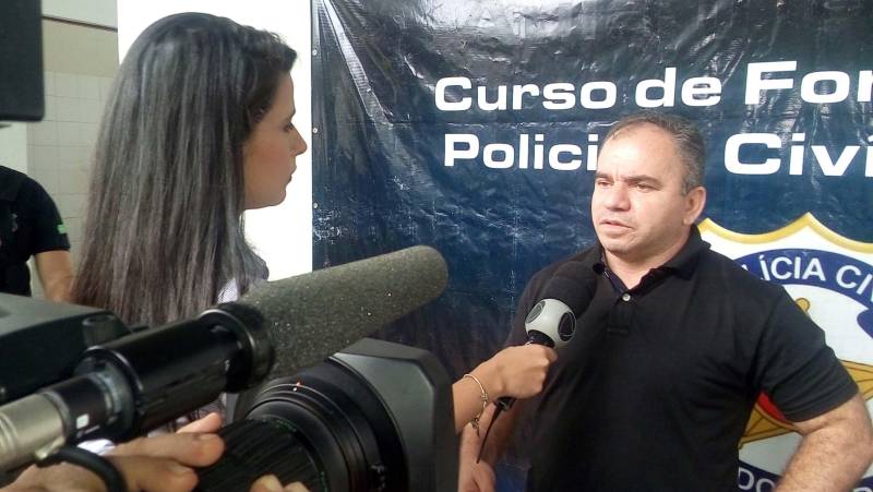 Um trabalho conjunto das Polícias Civil e Militar prendeu 31 pessoas, nesta quarta-feira, 28, durante a Operação Rio das Cobras, que cumpriu mandados judiciais nos municípios de Belém, Santa Izabel do Pará, Moju e Abaetetuba. Os envolvidos são acusados de crimes, como tráfico de drogas, roubos e homicídios. A operação contou com 200 policiais divididos em 45 equipes e com apoio de 50 viaturas. Sob coordenação do delegado-geral da Polícia Civil, Rilmar Firmino (foto), a ação policial teve 35 alvos nos quatro municípios, a maior em Moju (base da operação), no nordeste paraense. O nome da operação é uma referência ao significado da palavra Moju na língua indígena Tupi.
FOTO: ASCOM / POLÍCIA CIVIL
DATA: 28.02.2018
MOJU - PARÁ <div class='credito_fotos'>Foto: Ascom / Polícia Civil | <a href='/midias/2018/originais/4ff2132d-6419-457f-b944-65ca7bb86464.jpg' download><i class='fa-solid fa-download'></i> Download</a></div>