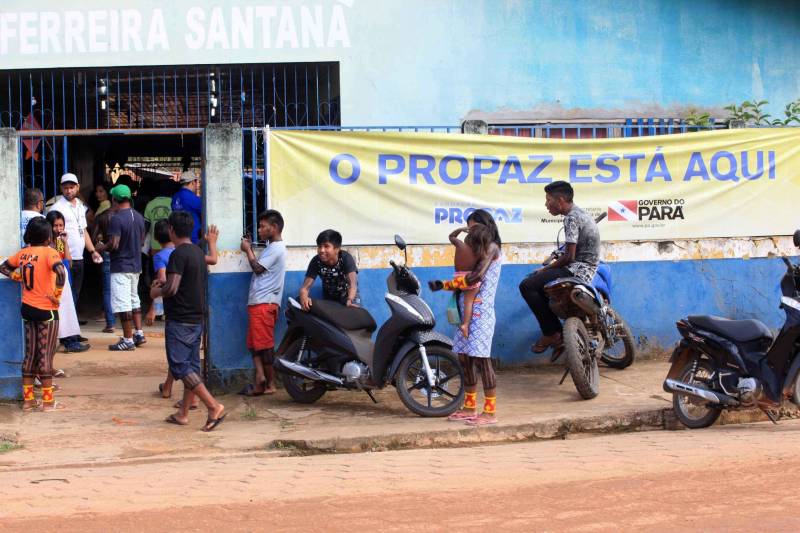 O dia começou cedo para os participantes da Semana dos Povos Indígenas, que ocorre em São Félix do Xingu, no sudeste do Pará. A vasta programação se estendeu durante toda a segunda-feira (16), com os serviços ofertados pelo Estado, os jogos e abertura oficial, à noite. A Fundação Pro Paz, por meio da Caravana Pro Paz Cidadania (foto) visita o município de São Félix do Xingu pela segunda vez e a expectativa é de superar o número de atendimentos nesta semana.
FOTO: RODOLFO OLIVEIRA / AG. PARÁ
DATA: 16.04.2018
SÃO FÉLIX DO XINGU - PARÁ <div class='credito_fotos'>Foto: Rodolfo Oliveira/Ag. Pará | <a href='/midias/2018/originais/4ffd41d5-a686-4cb2-8a12-af563428593b.jpg' download><i class='fa-solid fa-download'></i> Download</a></div>