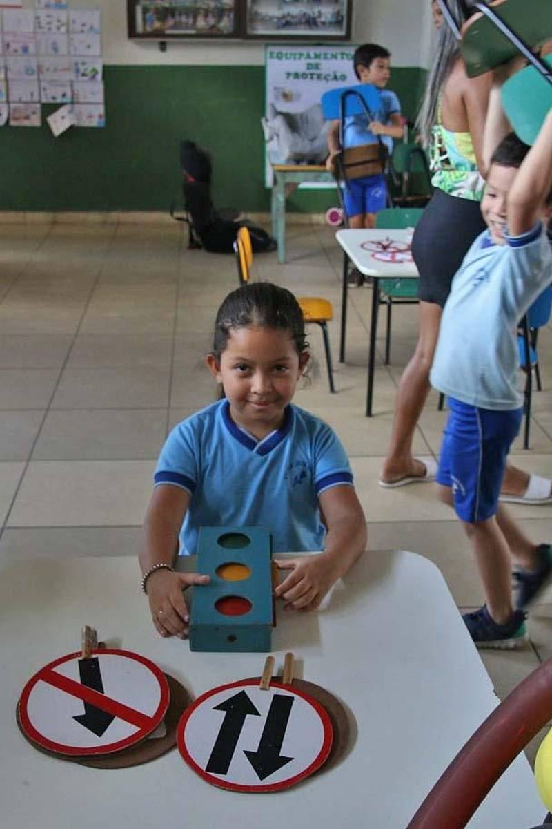 A educação no trânsito como instrumento para salvar vidas foi o tema da 23ª Semana da Cultura da Escola Lírios do Campo, localizada no Distrito de Icoaraci, em Belém. Para reforçar as ações já desenvolvidas na instituição, o Departamento de Trânsito do Estado do Pará (Detran), por meio da Coordenadoria de Educação (CED), levou à instituição nesta sexta-feira (09) diversas atividades lúdicas para crianças. Show de mágica com o tema trânsito, jogos infantis, demonstração aos pais sobre a utilização do etilômetro (equipamento para detectar ingestão de bebida alcoólica) e palestras sobre os cuidados que devem ser tomados com as crianças ao atravessar a rua foram algumas das atividades apresentadas na escola pela equipe do Detran.
FOTO: DANILO CASTRO / ASCOM DETRAN
DATA: 09.11.2018
BELÉM - PARÁ <div class='credito_fotos'>Foto: DANILO CASTRO / ASDECOM DETRAN | <a href='/midias/2018/originais/4ffd921d-1306-4147-aa39-c7499fb873f0.jpg' download><i class='fa-solid fa-download'></i> Download</a></div>