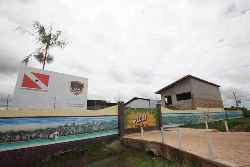 Fica no Pará a cidade que é conhecida como a capital mundial do açaí. Igarapé-Miri, no Baixo Tocantins, localizada a cerca de 78 quilômetros de Belém, respira e vive do fruto que está na mesa do paraense há gerações. Com o desafio de transformar essa meca da produção açaizeira em uma potência industrial, o governo do Estado colocou o município na rota da Caravana Pará 2030, para apresentar aos empresários e produtores locais os benefícios de fazer parte do programa que traça novos horizontes e mercados para o açaí nosso de todo dia. Na última passagem da caravana por Igarapé-Miri, no mês passado, pelo menos sete empresas que hoje extraem a polpa do açaí buscaram informações junto à Secretaria de Estado de Desenvolvimento Econômico, Mineração e Energia (Sedeme) para saber mais sobre o programa de incentivos fiscais cujo objetivo é estimular a verticalização da produção. No município, três já são incentivadas: Amazon Palmitos Ltda., Nutrilatino Indústria e Comércio de Exportação e Importação Ltda. (foto) e Bony Açaí. As empresas que aderem ao programa recebem incentivo fiscal de até 95% e, em contrapartida, se comprometem a colocar no mercado produtos de maior valor agregado. “Precisamos deixar de ser um Estado meramente exportador de açaí in natura ou em polpa para nos tornarmos também um expoente na indústria. Hoje, grande parte do nosso fruto sai do Pará para ser industrializado em outros Estados. Ao trazer esse processo para cá, estaremos gerando empregos locais e promovendo o desenvolvimento”, defende o titular da Sedeme, Adnan Demachki.
FOTO: RODOLFO OLIVEIRA / AG. PARÁ
DATA: 16.03.2018
IGARAPÉ - MIRI - PARÁ <div class='credito_fotos'>Foto: Rodolfo Oliveira/Ag. Pará | <a href='/midias/2018/originais/5018a730-3adc-4efd-8c18-891da9ff46b8.jpg' download><i class='fa-solid fa-download'></i> Download</a></div>