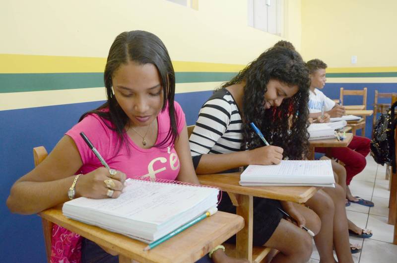 Estudantes da vila Enche Concha, no município de Cachoeira do Piriá, a 250 km de Belém, assistiram pela primeira vez, na última quarta-feira (14), à aula do Sistema Educacional Interativo (SEI), que a Secretaria de Estado de Educação (Seduc) está implantando para ampliar o ensino médio em localidades de difícil acesso no interior.
FOTO: RAI PONTES / ASCOM SEDUC
DATA: 14.03.2018
CACHOEIRA DO PIRIÁ - PARÁ <div class='credito_fotos'>Foto: Rai Pontes/Ascom Seduc | <a href='/midias/2018/originais/501c17c3-b704-4ed1-85ee-26babaebf3c5.jpg' download><i class='fa-solid fa-download'></i> Download</a></div>