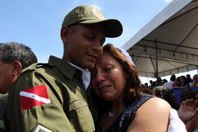 A cerimônia de formatura dos novos praças da Polícia Militar ocorreu na manhã desta segunda-feira (9), simultaneamente, em Belém e outros seis municípios paraenses: Santa Izabel, Castanhal, Barcarena, Capanema, Bragança e Tucuruí. Em Parauapebas, Marabá, Breves, Soure e Conceição do Araguaia, a formatura será celebrada na quinta-feira, dia 12. Na sexta-feira, dia 13, é a vez de Santarém, Altamira, Paragominas e Itaituba. O governador Simão Jatene presidiu a cerimônia de formatura no Portal da Amazônia, bairro da Cidade Velha, em Belém. Milhares de familiares dos formandos lotaram o espaço para entregar aos novos policiais militares seus diplomas de conclusão de curso.
FOTO: CRISTINO MARTINS / AG. PARÁ
DATA: 09.07.2018
BELÉM - PARÁ <div class='credito_fotos'>Foto: Cristino Martins/Ag. Pará | <a href='/midias/2018/originais/50248086-3cb8-461a-a75b-f55e40df7ef4.jpg' download><i class='fa-solid fa-download'></i> Download</a></div>