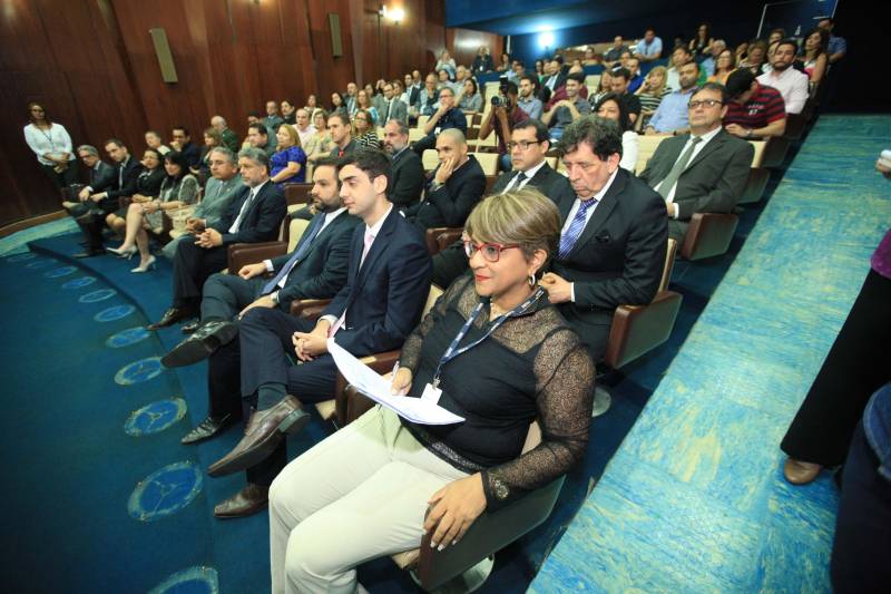 Foi realizada hoje (14/06) a cerimônia de posse (foto) da presidência do Tribunal Administrativo de Recursos Fazendários (TARF) para o biênio 2018/2020,  no auditório da Secretaria da Fazenda, Sefa, em Belém. O Tribunal é o órgão colegiado responsável pela solução de litígios entre a Fazenda Pública do Pará e os contribuintes de tributos estaduais, em segunda instância. Assumiu a presidência do TARF a auditora fiscal de receitas estaduais Roseli de Assunção Naves, que já atuou como conselheira no TARF e deixa a  Diretoria de Tributação da Sefa para assumir a nova função. Em seu discurso, ela agradeceu a indicação e pediu o apoio dos servidores para assumir o novo desafio,visando aprimorar as ações do contencioso fiscal. O secretário da Fazenda, Nilo Noronha, foi representado pela subsecretária de administração tributária, Rute Tostes, que presidiu a cerimônia. Ela destacou que a composição paritária do Tribunal, onde atuam servidores do Fisco e dos contribuintes, concorre para a justiça fiscal. “É inegável que na composição do TARF estão profissionais empenhados e capacitados”, disse ela.

FOTO: MÁCIO FERREIRA / AG. PARÁ
DATA: 14.06.2018
BELÉM - PARÁ <div class='credito_fotos'>Foto: MÁCIO FERREIRA/ AG. PARÁ   |   <a href='/midias/2018/originais/50387868-6b1e-44b0-b806-7424132af6b3.jpg' download><i class='fa-solid fa-download'></i> Download</a></div>
