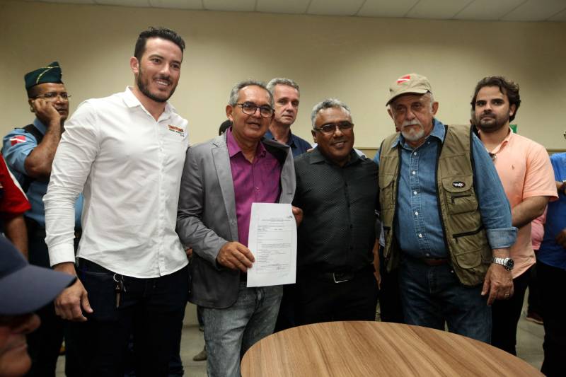 O Governador do Estado, Simão Jatene, também entregou para a região mais de 90 viaturas (foto) , 65 caminhonetes e 27 carros utilitários (pálios weekend), com destaque para duas da patrulha rural e uma para ronda escolar específica para Marabá. O Secretário de Estado de Segurança Pública, Luiz Fernandes, ressaltou que os veículos vão substituir a frota nas regiões sul e sudeste. “Surgiu uma demanda do policiamento rural, e já uma semana depois, por determinação do governador, já trouxemos as viaturas e já temos o policiamento disponível para fazer esse patrulhamento, que vai iniciar na região sudeste, mas se estenderá para a região sul e nordeste do estado. Hoje estamos substituindo toda a frota de veículos da região sul e sudeste, além disso o governador determinou onde tiver policiamento vai ter uma viatura, e já foi apresentado para a região os novos policiais que tomaram posse, nós não temos mais nenhum município sem delegado”, pontuou. Outras conquistas citada pelo Secretário da SEGUP foi o aumento do Núcleo de Apoio à Investigação e a criação de um conselho regional para acompanhar as ações de segurança pública. FOTO: SIDNEY OLIVEIRA / AG. PARÁ DATA: 06.04.2018 MARABÁ - PARÁ <div class='credito_fotos'>Foto: Sidney Oliveira/Ag. Pará | <a href='/midias/2018/originais/503cd1d4-756a-4dd3-8d40-69e20b931c1b.jpg' download><i class='fa-solid fa-download'></i> Download</a></div>