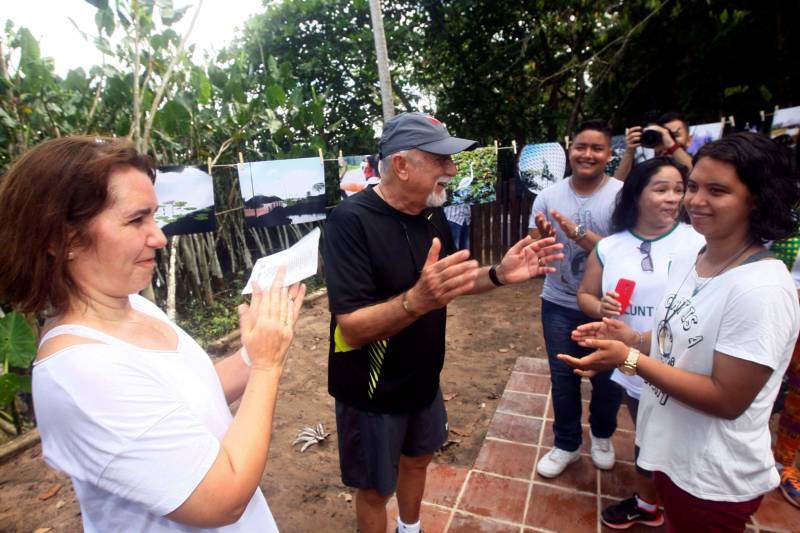 Antes mesmo de reabrir as portas ao público, o novo Parque Estadual do Utinga já aguçava o olhar dos paraenses. Na semana anterior à reabertura do Parque, a diretoria de comunicação popular da Secretaria de Estado de Comunicação (Secom) ofereceu uma oficina de fotografia aos moradores da Comunidade Pantanal, que vivem no entorno do Parque Ambiental. A oficina, ministrada pelo fotógrafo Sidney Oliveira, teve a participação de 17 alunos. Na manhã deste sábado, durante a caminhada, o resultado dessa oficina foi exposto em um varal fotográfico, para deleite do público presente.
FOTO: THIAGO GOMES / AG. PARÁ
DATA: 17.03.2018
BELÉM - PARÁ <div class='credito_fotos'>Foto: Thiago Gomes /Ag. Pará | <a href='/midias/2018/originais/504186f4-5f08-4b41-9b81-f06c4764da5a.jpg' download><i class='fa-solid fa-download'></i> Download</a></div>