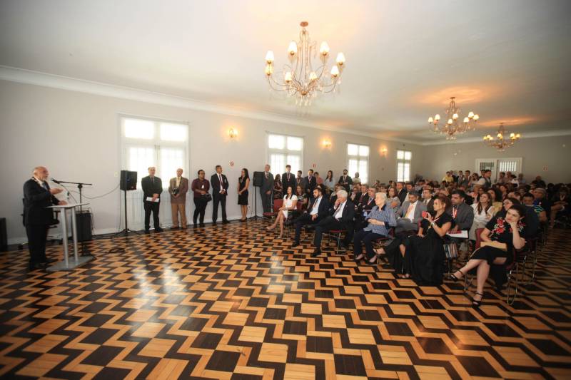 O Governo do Estado do Pará concedeu hoje 230 comendas do Mérito Grão-Pará (foto), a mais alta do Estado, a autoridades e servidores que se destacaram nos últimos oito anos de serviços prestados à população. “O ciclo que encerramos hoje não encerra nossa missão de servir ao público, porque uma vez servidores públicos, trabalhando em benefício da população, nunca mais deixamos de sê-lo, pois essa missão fica gravada em nossos corações”, disse o governador Simão Jatene aos agraciados. O governador entregou, pessoalmente, uma a uma as condecorações.  Das 230 medalhas, 14 foram no grau de Grande Oficial, 60 no grau de Comendador, 8 no grau de Oficial e 11 no grau de Cavaleiro aos servidores civis. Entre os militares, 4 receberam no grau de Comendador, 38 de Oficial e 109 no grau de Cavaleiro.

FOTO: CRISTINO MARTINS / AG. PARÁ
DATA: 31.12.2018
BELÉM - PARÁ <div class='credito_fotos'>Foto: Cristino Martins/Ag. Pará   |   <a href='/midias/2018/originais/504878a1-28c0-4e2a-af78-f995ea7c6707.jpg' download><i class='fa-solid fa-download'></i> Download</a></div>