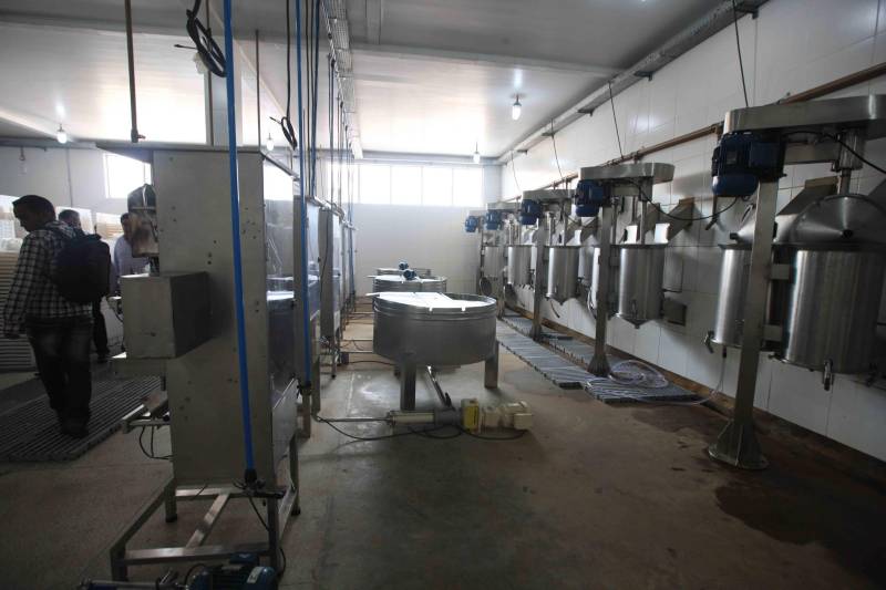 Mais de 300 produtores compareceram à arena Bira's, em Igarapé-Miri, no nordeste paraense, na manhã de quinta-feira (15), em busca de informações sobre crédito, qualificação profissional, regularização fundiária e cadeia produtiva. O público foi atendido pela "Caravana Pará 2030 - Igarapé-Miri", promovida pelo governo do Estado, que levou ao município os serviços de várias secretarias, bancos e instituições ligadas à produção e à intermediação de negócios.
FOTO: RODOLFO OLIVEIRA / AG. PARÁ
DATA: 16.03.2018
IGARAPÉ-MIRI - PARÁ <div class='credito_fotos'>Foto: Rodolfo Oliveira/Ag. Pará | <a href='/midias/2018/originais/505393fa-cb7e-49c9-859a-afebe7c325c5.jpg' download><i class='fa-solid fa-download'></i> Download</a></div>