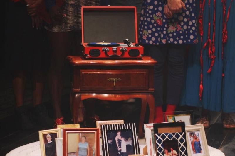 O espetáculo “Ave, Marias!” é um dos projetos premiados pelo edital Pauta Livre 2018 e será apresentado na quarta-feira (14), no Teatro Margarida Schivasappa, da Fundação Cultural do Pará (FCP), às 20h. A apresentação é em comemoração aos 10 anos do Grupo de Dança Moderno em Cena. O Balé conta a história de 13 “Marias” completamente diferentes umas das outras. A diretora de coreografia do grupo, Luiza Monteiro teve a ideia de montar a coreografia após participar das comemorações do ano Mariano da Igreja Católica. Entretanto, garante que o espetáculo não tem um cunho religioso. “Refleti sobre a história de Maria. Quantas mulheres ‘Marias’ estão aí fora? Me questionei sobre isso sem fazer, necessariamente, alusão à religião”, conta.
FOTO: ASCOM / FCP
DATA: 13.03.2018
BELÉM - PARÁ
<div class='credito_fotos'>Foto: ASCOM FCP | <a href='/midias/2018/originais/5056dbc0-6fcb-429e-95df-56e74fd327eb.jpg' download><i class='fa-solid fa-download'></i> Download</a></div>
