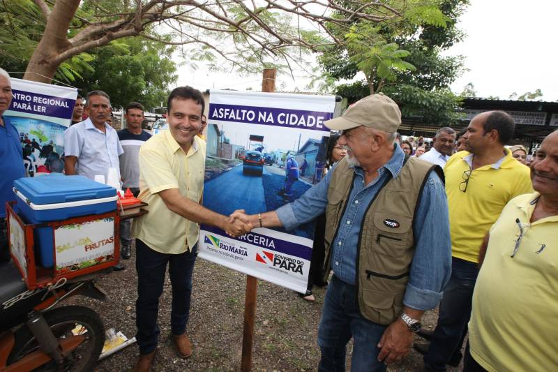 O prefeito de Rio Maria, Paulo Barros Dias (PSDB, e), destacou algumas das obras e serviços destinados pelo Estado à região e, em particular, ao município, entre eles o aparelhamento e recursos de cerca de R$ 3 milhões – fruto de emenda da deputada estadual Cilene Couto (PSDB) – que serão usados na reforma e ampliação do hospital municipal. Além disso, haverá ações do programa Asfalto na Cidade. Na educação, o governo também já garantiu a reforma e adequação da Escola Estadual Catete Pinheiro, o que foi bastante comemorado pelos alunos.
FOTO: ANTÔNIO SILVA / AG. PARÁ
DATA: 06.04.2018
RIO MARIA - PARÁ <div class='credito_fotos'>Foto: Antônio Silva/Ag. Pará | <a href='/midias/2018/originais/50669e1b-aae0-44e0-82fe-24917972e000.jpg' download><i class='fa-solid fa-download'></i> Download</a></div>