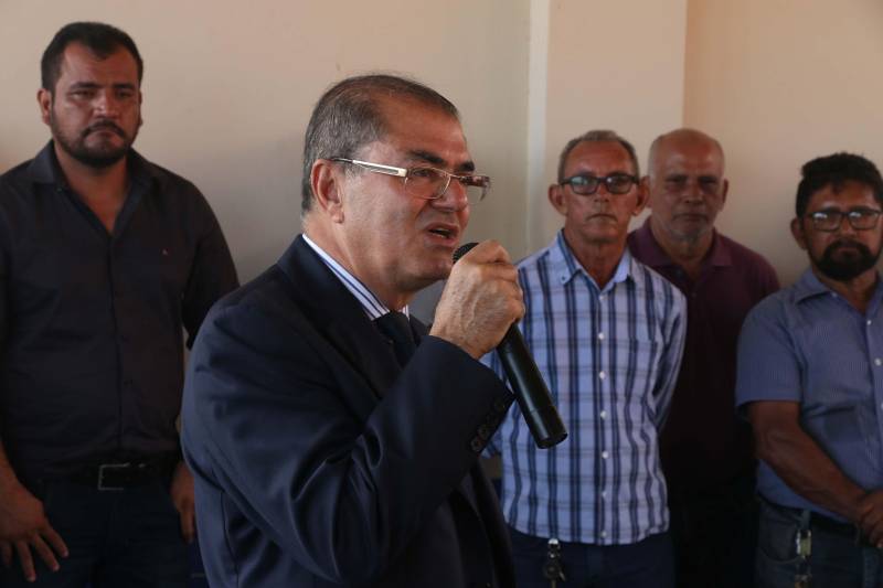 A população do município de Gurupá recebeu, na manhã desta segunda (22), a Unidade Integrada de Policiamento Pro Paz (UIPP) do município. Um investimento de mais um milhão de reais que irá substituir a unidade de polícia que funcionava no mesmo prédio desde a década de 70. O secretário de Estado de Segurança Pública, Luiz Fernandes (foto) representou o Governador do Estado na inauguração. O evento contou também com a presença do Comandante Geral da Polícia Militar Hilton Benigno e o delegado Sílvio Maués representando o Delegado Geral de Polícia Civil. A nova UIPP dispõe de salas para direção, investigadores, registro de ocorrências, espera, cartório, sala de reconhecimento de suspeitos, comando da Polícia Militar e corporação, além de espaços para mediação de conflitos. Luiz Fernades explicou que já forma construídas mais de 70 UIPPs em todo o Estado e que atendem a população não apenas no que diz respeito ao atendimento policial como também o social. “É este o referencial dos conceito das Unidades Integradas de Policiamento”, comentou o secretário que também anunciou a entrega de uma lancha nova para o policiamento fluvial nesta região.
FOTO: SIDNEY OLIVEIRA / AG. PARÁ
DATA: 21.10.2018
GURUPÁ - PARÁ <div class='credito_fotos'>Foto: Sidney Oliveira/Ag. Pará | <a href='/midias/2018/originais/5067eada-d322-4af4-89ee-993a192b70c3.jpg' download><i class='fa-solid fa-download'></i> Download</a></div>