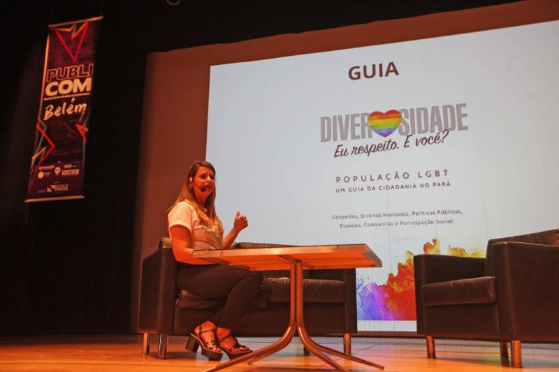 Todas as pessoas que deixaram o teatro onde acontece o Publicom Belém 2018 saíram animadas com o primeiro dia de evento, que encerrou às 20h desta segunda-feira (11). Ter a oportunidade de conhecer mais sobre temas atuais, conhecer de perto profissionais de sucesso da área de comunicação e trocar experiências com estudantes e outros profissionais da área foram os benefícios mais citados por quem participou do evento, que já acontece desde 2013. Na foto, Leba Peixoto, assessora de comunicação da Secretaria de Estado de Justiça e Direitos Humanos (Sejudh).
FOTO: RODOLFO OLIVEIRA / AG. PARÁ
DATA: 11.06.2018
BELÉM - PARÁ <div class='credito_fotos'>Foto: Rodolfo Oliveira/Ag. Pará | <a href='/midias/2018/originais/506d2c9e-cee4-401e-84b1-a535c6f03262.jpg' download><i class='fa-solid fa-download'></i> Download</a></div>