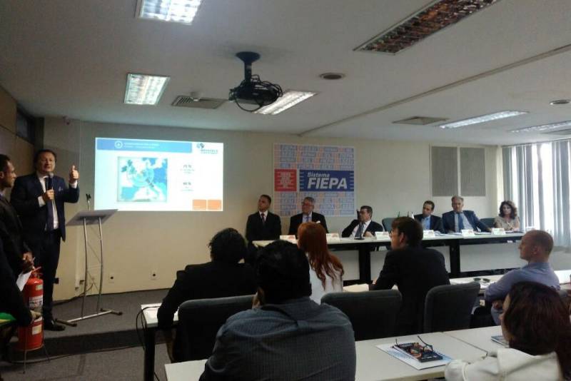 A promoção dos produtos paraenses fora do Brasil e a atração de investimentos para o estado foram alguns dos temas em pauta durante a visita da comitiva da delegação da Bélgica, na manhã desta quarta-feira (25), ao Parque de Ciência e Tecnologia - PCT Guamá
FOTO: ASCOM / PCT GUAMÁ
DATA: 25.04.2018
BELÉM - PARÁ <div class='credito_fotos'>Foto: ASCOM / PCT GUAMÁ | <a href='/midias/2018/originais/506f8595-0a21-4cd1-bffb-2c5f377736f2.jpg' download><i class='fa-solid fa-download'></i> Download</a></div>