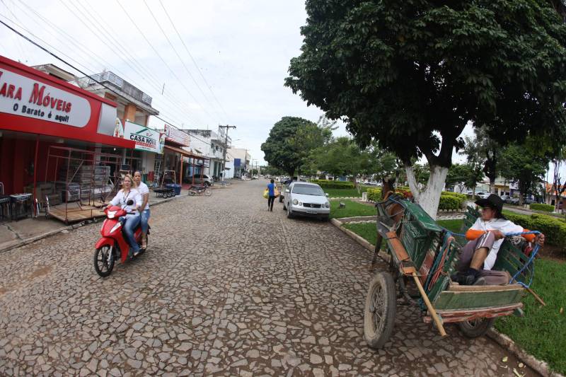 Onze municípios do sul e sudeste paraense recebem recursos do Estado para recuperar ruas e vicinais atingidas pelas enchentes e fortes chuvas que caem na região. Em agenda oficial nesta sexta-feira (6), o governador Simão Jatene assinou, pela manhã, no Parque de Exposições Valeu Boi Leilões, em Rio Maria (foto), os convênios que garantem o repasse de cerca de R$ 4 milhões. As obras de caráter emergencial serão executadas pelas prefeituras em parceria com a Secretaria de Estado de Transportes (Setran). O objetivo é recuperar a trafegabilidade nessas localidades e assegurar o direito de ir e vir da população. Na manhã desta sexta, foram assinados nove convênios, com os municípios de Redenção, Pau D’Arco, São Félix do Xingu, Santa Maria das Barreiras, Tucumã, Água Azul do Norte, Xinguara, Bannach e Rio Maria. Além da Setran, participam da ação o Centro Regional de Governo do Sudeste do Pará e a Defesa Civil. “O valor do investimento em cada município vai depender da necessidade verificada pelas equipes do Estado e das prefeituras. O recurso não será usado para reconstruir vias, mas para restabelecer a trafegabilidade”, disse o secretário de Transportes, Kléber Menezes.
FOTO: ANTÔNIO SILVA / AG. PARÁ
DATA: 06.04.2018
RIO MARIA - PARÁ <div class='credito_fotos'>Foto: Antônio Silva/Ag. Pará | <a href='/midias/2018/originais/5070806b-9afe-42bb-9dca-6b9f60501680.jpg' download><i class='fa-solid fa-download'></i> Download</a></div>