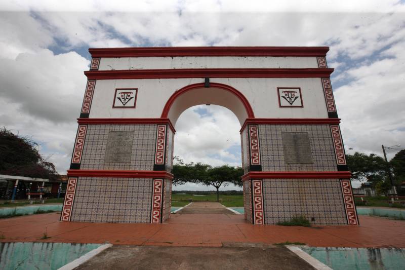 Inspiração para o livro "Chove nos Campos de Cachoeira" do escritor Dalcídio Jurandir, a bela cidade de Cachoeira do Arari, no arquipélago do Marajó, celebrará 185 anos de emancipação política, no próximo dia 10 de maio. Dalcídio morou toda a sua infância no município. A cidade também é o berço de uma das maiores cantoras e compositoras da música paraense, Dona Onete. Esses são alguns detalhes do município, que terá várias ações sociais, cívicas, esportivas e shows culturais, nas comemorações da data de aniversário. A programação se inicia na noite desta terça-feira (08), com a apresentação da banda “Gilmarajoara Bruno Saudade e Cia”. A partir de amanhã, serão ofertados serviços de emissão de documentos, exames de sangue, corte de cabelo, manicure e pedicure, atendimento preventivo odontológico de crianças e até doação de prêmios serão ofertados à população. Os embalos musicais continuam até quinta-feira, 10, com as bandas “Quero Mais”, “Bruno e Trio”, além de muitos grupos locais.
FOTO: ELISEU DIAS / ARQUIVO AG. PARÁ
DATA: 13.03.2013
CACHOEIRA DO ARARI - PARÁ <div class='credito_fotos'>Foto: Agência Pará | <a href='/midias/2018/originais/50714847-8a47-404b-aed6-946fafb16ce7.jpg' download><i class='fa-solid fa-download'></i> Download</a></div>