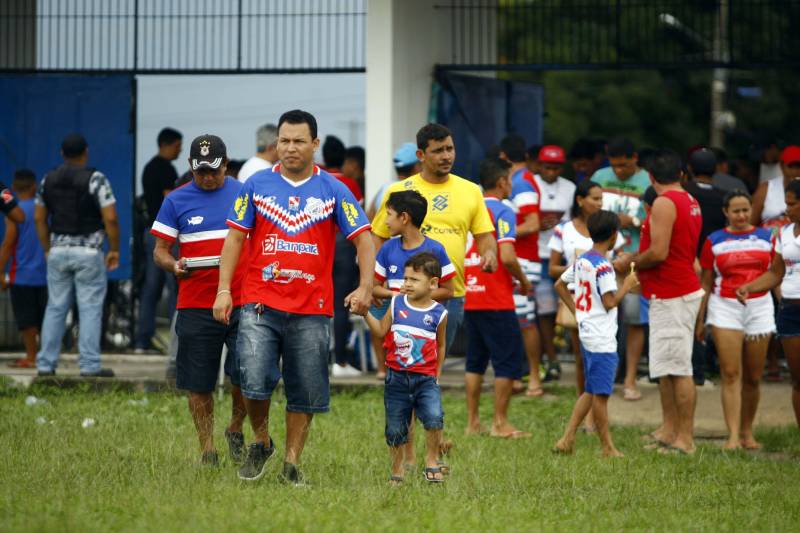 O Bragantino conquistou o terceiro lugar do Campeonato Paraense 2018 na tarde este sábado, 7. O Tubarão do Caeté recebeu o São Raimundo no Estádio Diogão e levou pelo placar de 1 x 0.
FOTO: THIAGO GOMES / AG. PARÁ
DATA: 07.04.2018
BRAGANÇA - PARÁ <div class='credito_fotos'>Foto: Thiago Gomes /Ag. Pará | <a href='/midias/2018/originais/50717413-4bb9-4915-b6e4-8d488dbc77bf.jpg' download><i class='fa-solid fa-download'></i> Download</a></div>