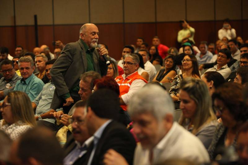 Cento e quarenta e um gestores municipais que aderiram ao Programa Municípios Sustentáveis participam da terceira reunião do Fórum Permanente de Prefeitas e Prefeitos dos Municípios Sustentáveis. O evento começou na manhã desta quarta-feira (7), no auditório do Hangar Convenções e Feiras da Amazônia. A programação segue até esta quinta-feira (8). Com o tema “Gestão Compartilhada”, o evento traz as experiências e os desdobramentos das agendas governamentais que foram planejadas em parceria com as gestões municipais. Durante o encontro também está sendo apresentado o balanço das ações e resultados do Programa Municípios Sustentáveis (PMS), da Secretaria Extraordinária de Municípios Sustentáveis (Semsu), que propõe a sustentabilidade dos municípios em âmbito global, a gestão e ajuste fiscal, até as grandes obras de infraestrutura. Os projetos respeitam a realidade e peculiaridades de cada território, com ações ancoradas nos planos governamentais Pará 2030, Pará Ambiental e Pará Social.

FOTO: SIDNEY OLIVEIRA / AG PARÁ
DATA: 07.02.2018
BELÉM - PARÁ <div class='credito_fotos'>Foto: Sidney Oliveira/Ag. Pará   |   <a href='/midias/2018/originais/508148b8-3afa-4e64-b731-acf83bf377c6.jpg' download><i class='fa-solid fa-download'></i> Download</a></div>