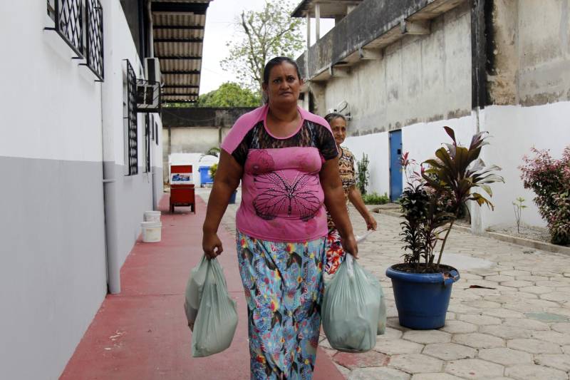Há dois anos dona Alcione do Socorro (foto) visita o filho que cumpre pena no Presídio Estadual Metropolitano II (PEM II), no Complexo Penitenciário de Marituba. Todos os sábados ela sai do munícipio de Benevides, e chegar a aguardar por até três horas um ônibus passar e parar pra chegar até a penitenciária.
FOTO: AKIRA ONUMA / ASCOM SUSIPE
DATA: 12.05.2018
MARITUBA - PARÁ <div class='credito_fotos'>Foto: Akira Onuma / Ascom Susipe | <a href='/midias/2018/originais/5083abff-2f33-4cca-9679-6764bd1b2eba.jpg' download><i class='fa-solid fa-download'></i> Download</a></div>