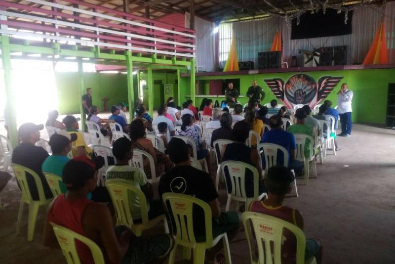 A Polícia Militar aprendeu no domingo de Carnaval (11) drogas e um celular furtado na Vila de Santa Maria do Uruará, no interior do município de Prainha, na região oeste. A ação foi conduzida pelo 18º Batalhão (BPM), sediado em Monte Alegre, e pelo 6º Posto de Policiamento Destacado do local. O trabalho realizado pelo serviço de inteligência da PM resultou na recuperação do celular e apreensão de drogas e quase R$ 900,00 em espécie. De acordo com informações do Comando de Policiamento Regional 1 (CPR 1), que atua em 13 municípios da região, a PM vem atuando em parceria com a comunidade. Na audiência pública realizada com membros do Sistema de Segurança Pública no sábado (10), representantes da comunidade mostraram preocupação com o aumento do consumo de entorpecentes entre os jovens.
FOTO: SAMUEL ALVARENGA / AG PARÁ
DATA: 12.02.2018
PRAINHA - PARÁ <div class='credito_fotos'>Foto: SAMUEL ALVARENGA/AG.PARÁ | <a href='/midias/2018/originais/508524e8-8617-4ec0-8354-56f88469e434.jpg' download><i class='fa-solid fa-download'></i> Download</a></div>