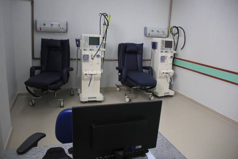 No próximo sábado, 8, o governador do Estado do Pará, Simão Jatene, inaugura o serviço de Hemodiálise do Hospital Regional do Sudeste do Pará - Dr. Geraldo Veloso (HRSP, na foto), em Marabá, no sudeste do estado. Com um investimento de mais de R$ 1,7 milhão, o setor possui 20 máquinas e poderá atender a 103 pacientes por mês, produzindo uma média mensal de 1.500 sessões. A entrega ampliará o atendimento a pacientes renais do Estado, junto com outras Unidades já em funcionando, como o Hospital Regional do Baixo Amazonas (HRBA), em Santarém, e o Hospital Regional Público da Transamazônica (HRPT), em Altamira – também, gerenciadas pela Pró-Saúde Associação de Assistência Social e Hospitalar. 

FOTO: RODOLFO OLIVEIRA / AG. PARÁ
DATA: 07.12.2018
MARABÁ - PARÁ <div class='credito_fotos'>Foto: Rodolfo Oliveira/Ag. Pará   |   <a href='/midias/2018/originais/508538d4-b4d5-4dab-b675-bb02335b8063.jpg' download><i class='fa-solid fa-download'></i> Download</a></div>