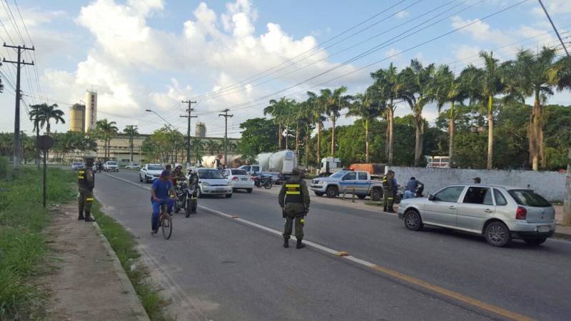 Nenhuma ocorrência grave foi registrada, no bairro do Tapanã, pelo Centro Integrado de Operações (CIOP) desde a última quinta-feira (11) até às 6h da manhã desta segunda-feira (19). Esse resultado se deve a ação integrada dos órgãos do Sistema de Segurança Pública do estado e município, chamada de “Operação Ocupação”. No total, foram utilizados 293 viaturas e 113 motos no reforço do policiamento. Para o coronel Marco Antônio Rocha, chefe do Departamento Geral de Operações da Polícia Militar, a “Ocupação Tapanã”, como foi batizada a operação no bairro do Tapanã, obteve números positivos devido ao comprometimento dos agentes envolvidos e à integração entre os órgãos de segurança.
FOTO: ASCOM / POLÍCIA MILITAR
DATA: 19.03.2018
BELÉM - PARÁ <div class='credito_fotos'>Foto: Ascom Polícia Militar | <a href='/midias/2018/originais/509290f9-a11c-45e7-b0f6-6997decbdd9a.jpg' download><i class='fa-solid fa-download'></i> Download</a></div>