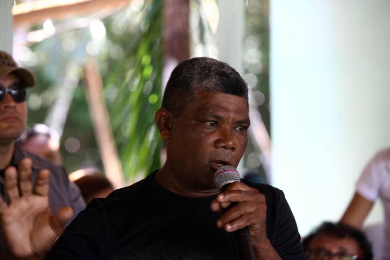 “Ter a posse da terra é a certeza de que nunca iremos perder o nosso direito, que nossos filhos e nossos netos poderão dar continuidade a nossa história em segurança. Foram anos de luta até chegar esse dia, agraciados com a assinatura do nosso título de terra. Só temos a agradecer a todos que fizeram parte disso e a cada um que lutou junto para que hoje isso se tornasse realidade”. A fala emocionada foi de seu Mário Araújo Silva (camisa preta), presidente da Associação Remanescente de Quilombo Espírito Santo, localizada no município do Acará, no nordeste do Estado. Ele assinou, neste sábado (24), junto com o governador Simão Jatene, o título que dá a posse da terra a comunidade. A fala do presidente traduz o sentimento das dezenas de famílias que moram no local, que agora tem a posse legítima do local onde seus antepassados viveram. “Sou filho de mãe negra. Nasci aqui como minha vó, bisavó, que fazem parte da história dessa comunidade que já existe a mais de 300 anos.
FOTO: SIDNEY OLIVEIRA / AG. PARÁ
DATA: 24.03.2018
ACARÁ - PARÁ <div class='credito_fotos'>Foto: Sidney Oliveira/Ag. Pará | <a href='/midias/2018/originais/50933b91-d7a1-41a3-a93d-5b47723248db.jpg' download><i class='fa-solid fa-download'></i> Download</a></div>