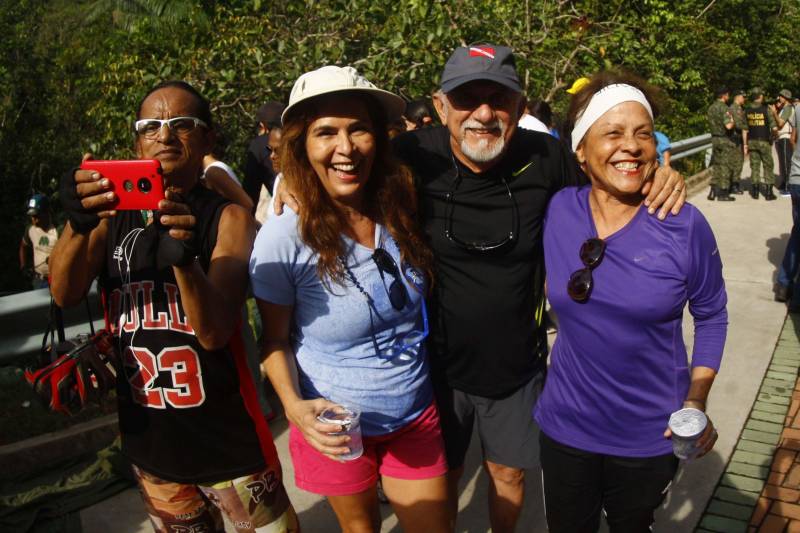 Uma reabertura feita a milhares de mãos. A fita inaugural colocada no inicio da trilha principal do Parque do Utinga foi rompida por mais de cinco mil pessoas ansiosas pelo inicio da caminhada, marcando o segundo dia da programação de reabertura do mais novo espaço paraense de lazer e interatividade com a natureza. Misturado aos populares, o governador Simão Jatene andou os quatro quilômetros que separam a entrada do parque ao seu ponto final, o Recanto da Volta.
FOTO: THIAGO GOMES / AG. PARÁ
DATA: 17.03.2018
BELÉM - PARÁ <div class='credito_fotos'>Foto: Thiago Gomes /Ag. Pará | <a href='/midias/2018/originais/50936849-6232-4b03-a0dc-13720e5408cf.jpg' download><i class='fa-solid fa-download'></i> Download</a></div>